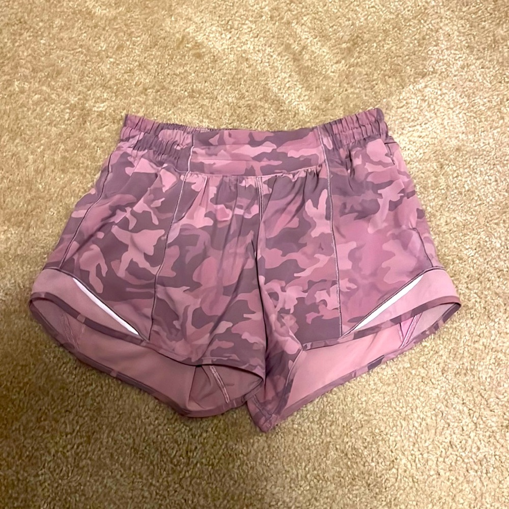 Lululemon Hotty Hot shorts. 4 Tall.
